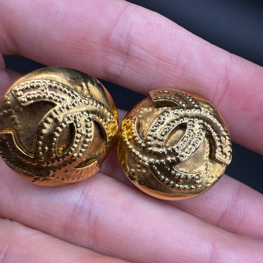 LOT 1260 24K gold plated Chanel hummered earrings - Picture 11 of 16